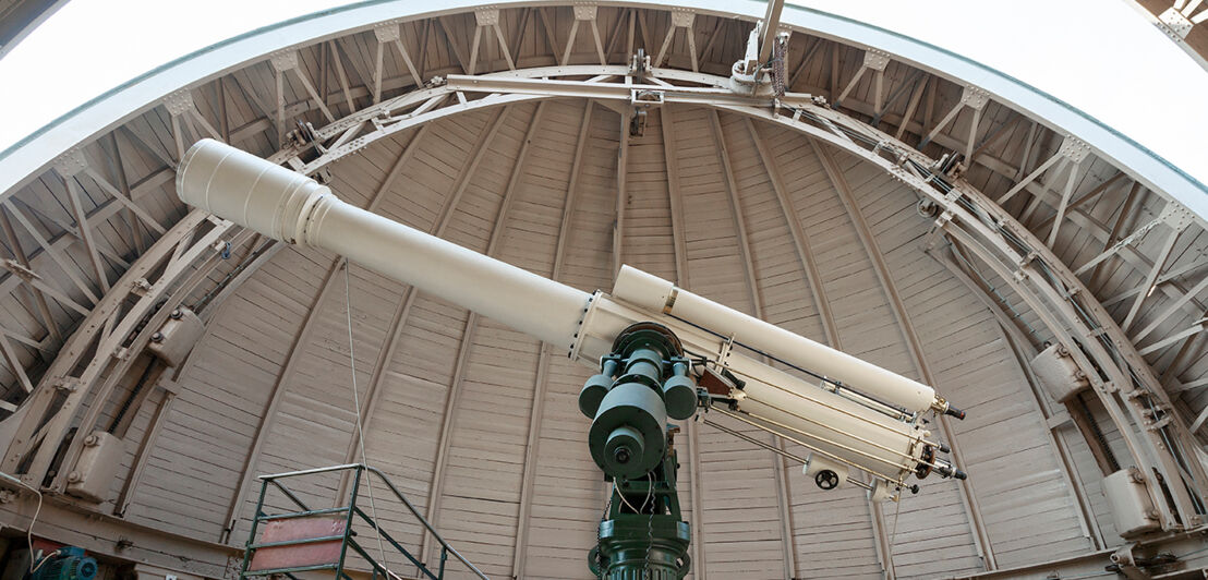 Innenaufnahme einer Kuppel in einer Sternwarte mit Teleskop