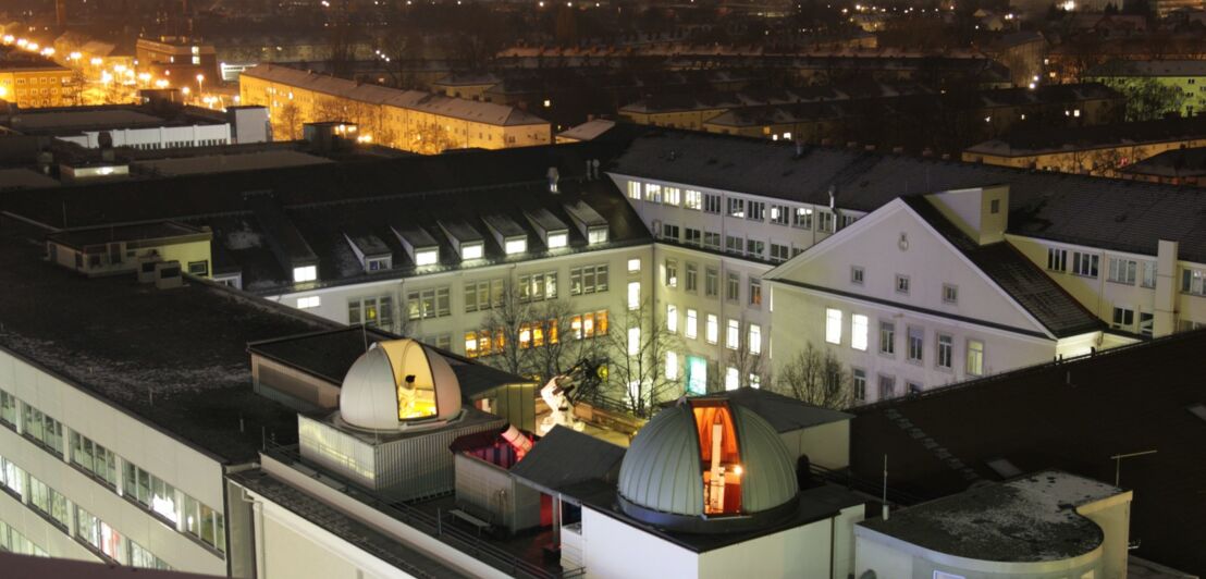 Häuserblock mit Sternwarte in München bei Nacht aus der Luftperspektive