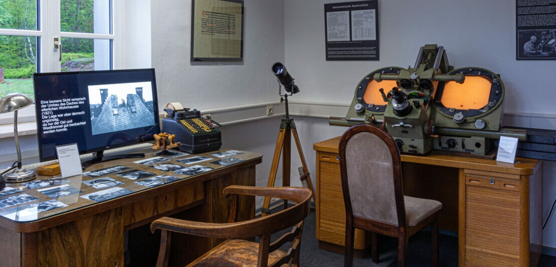 Büro mit historischen Gegenständen der Astronomie als Exponat eines Museums