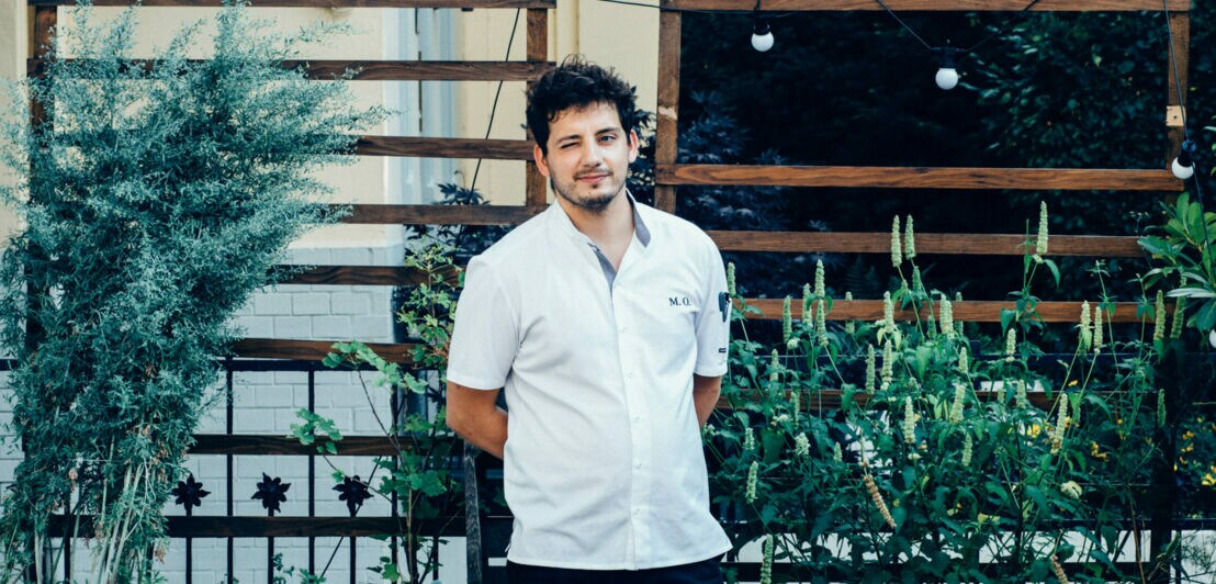 Chefkoch Maurizio Oster vor Hausfassade mit Pflanzen