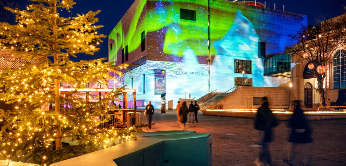 Das Wiener Museumsquartier mit winterlicher Dekoration und Lichtinstallationen bei Nacht