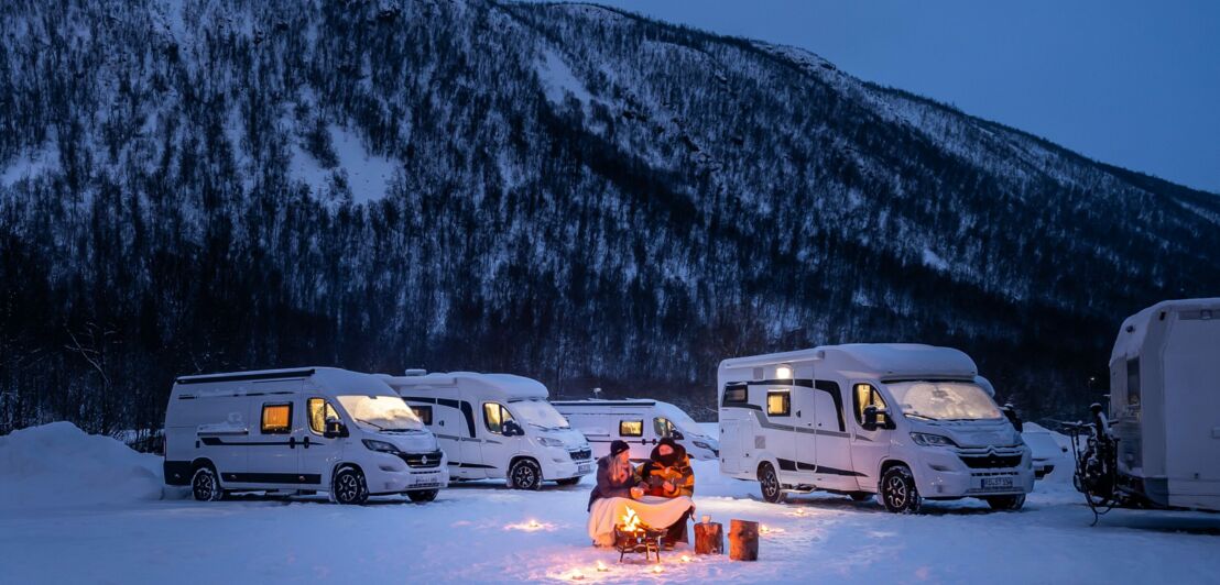 Wohnmobile auf einem Campingplatz im Winter in Norwegen.