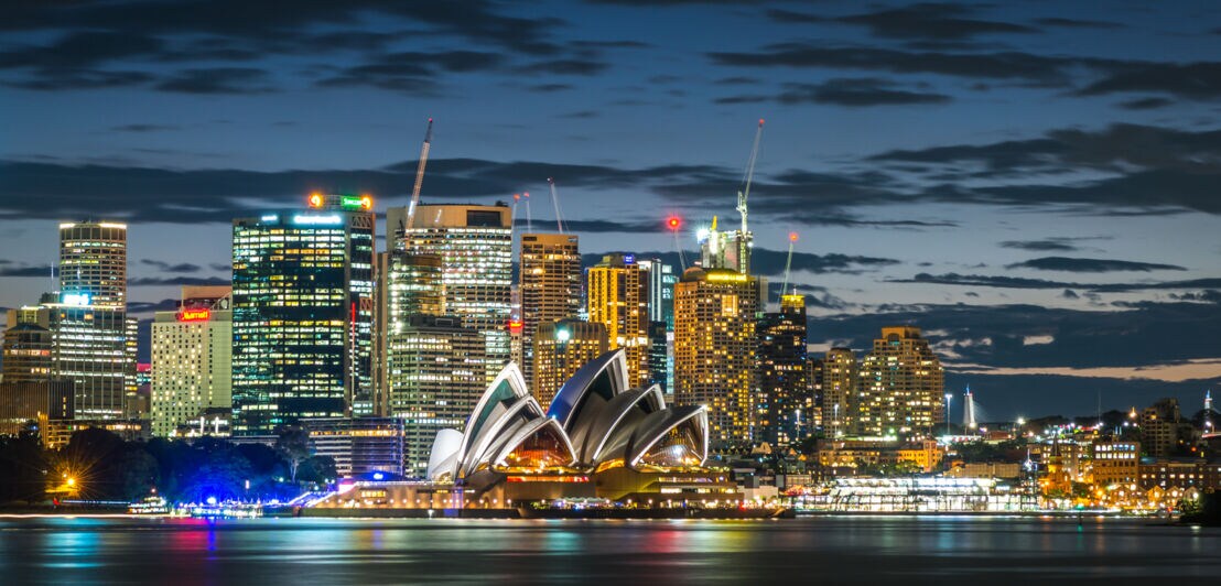 Das Sydney Opera House vor der nächtlichen Skyline