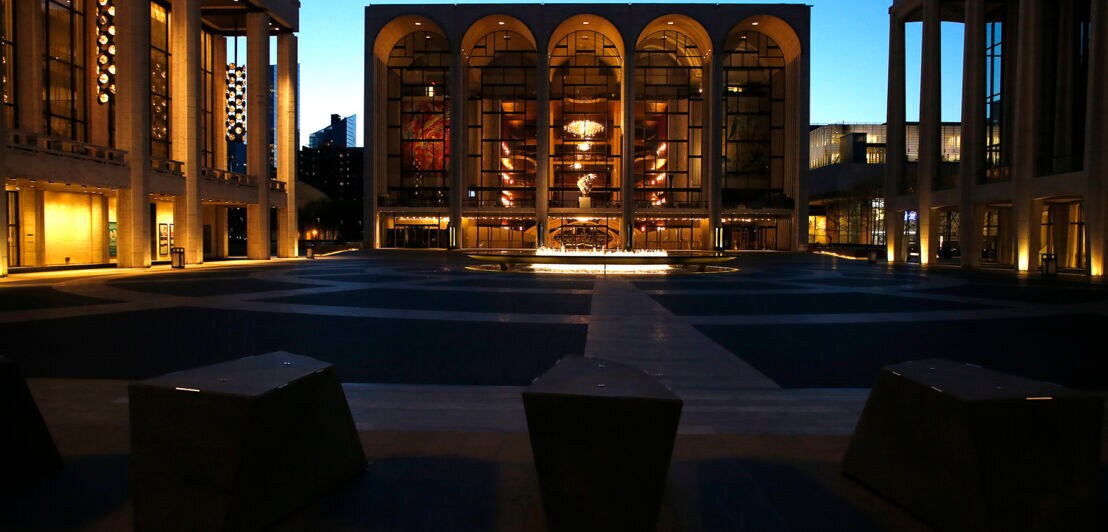 Das Metropolitan Opera House in New York am Abend