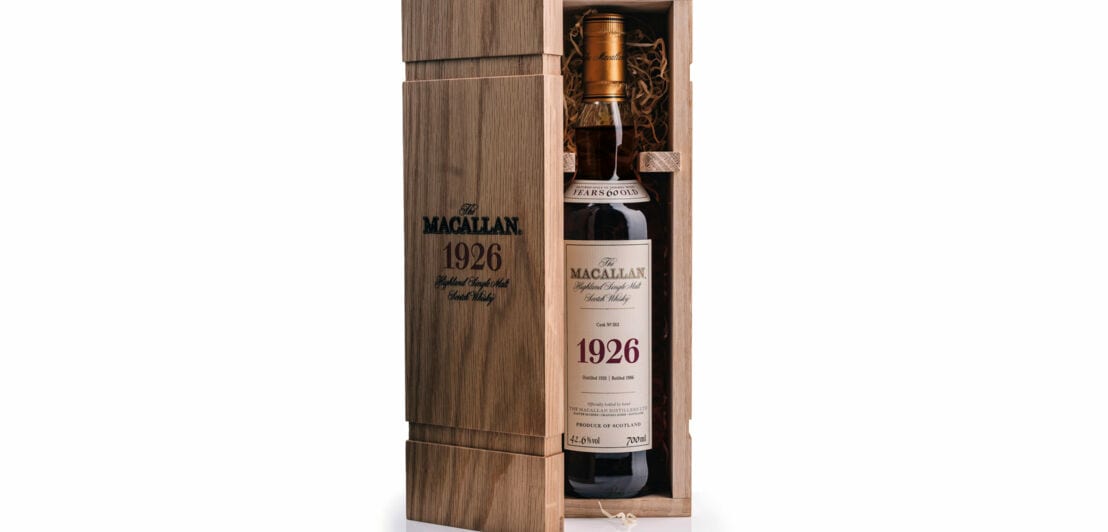 Eine Flasche des Whiskys Macallan 26 in einer geöffneten Holzbox stehend
