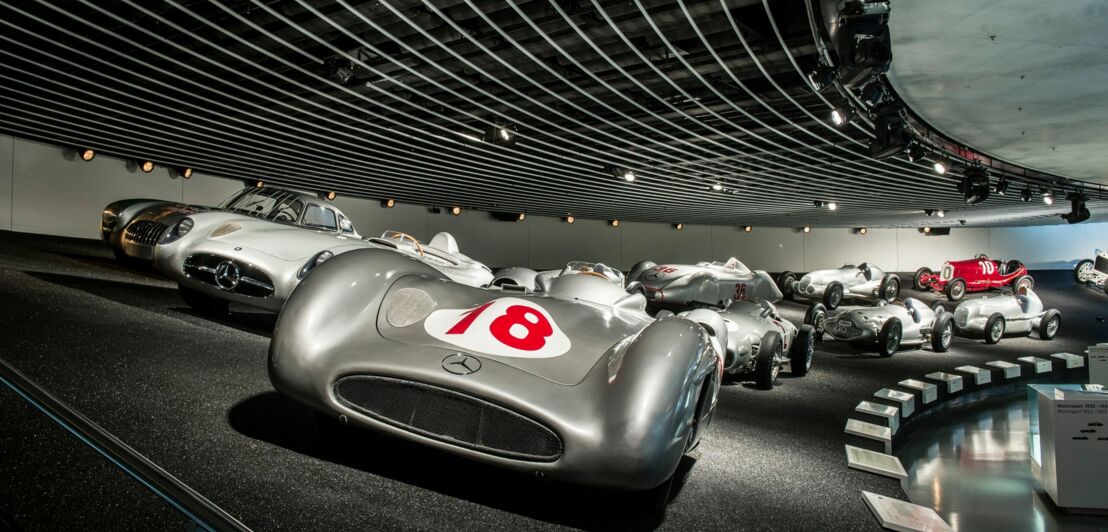 Mehrere Rennwagen von Mercedes-Benz im Unternehmensmuseum