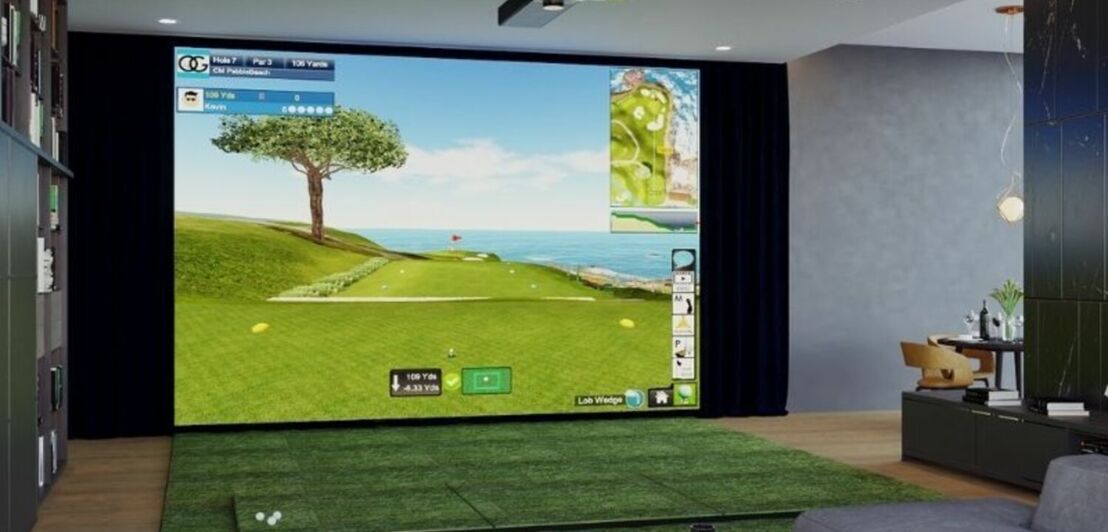 Eine XL-Leinwand mit Golfsimulator in einem privaten Wohnzimmer