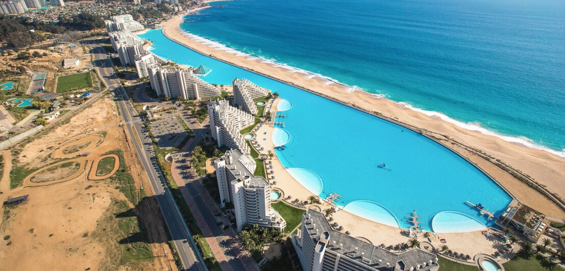 Die große Schwimmlagune von San Alfonso del Mar liegt zwischen Hotels und dem offenen Pazifik.