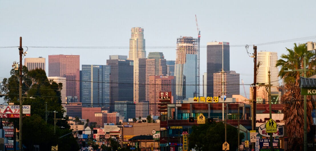 Die Skyline im Zentrum von Los Angeles mit einem Straßenzug in Koreatown im Vordergrund