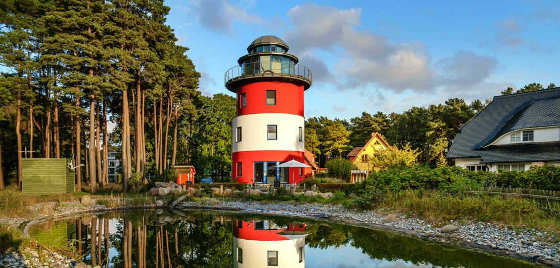 Ein klassisch rot-weiß gestreifter Leuchtturm auf Rügen