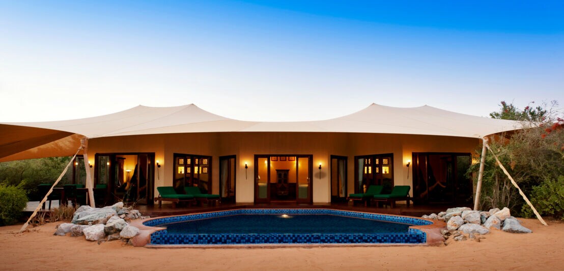 Ein große, luxuriöses Beduinenzelt mit Terrasse und eigenem Pool in der Wüste