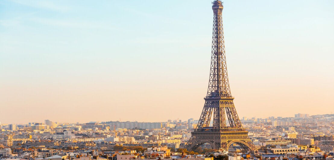 Blick von oben auf Paris, im Zentrum steht der Eiffelturm