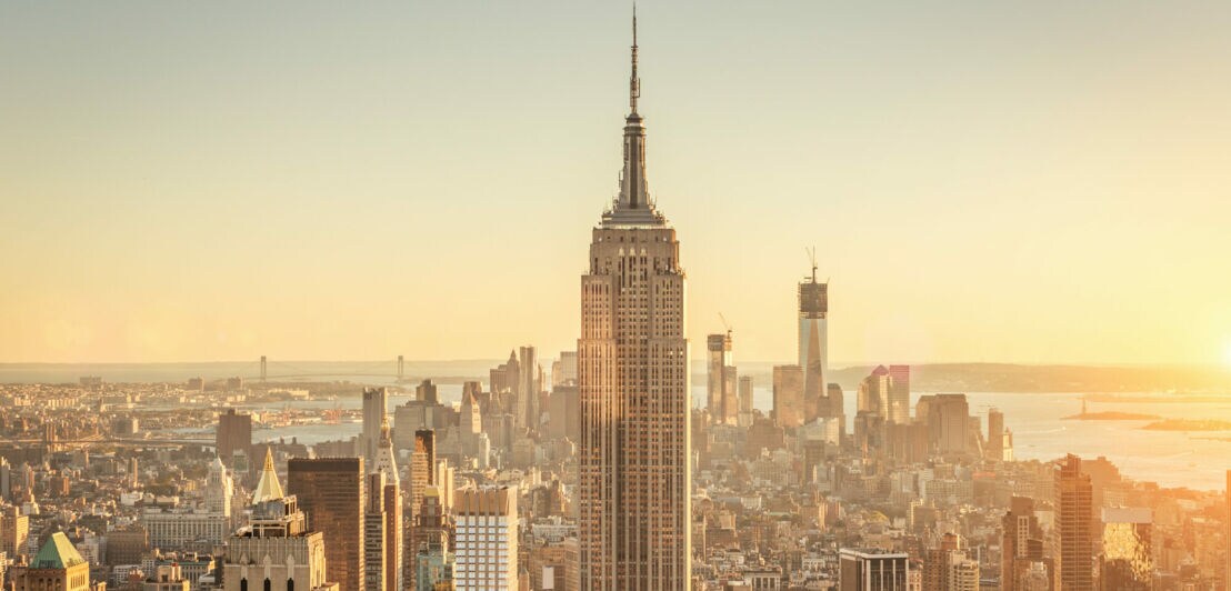 Blick über Manhattan mit dem Empire State Building im Zentrum bei Abendsonne