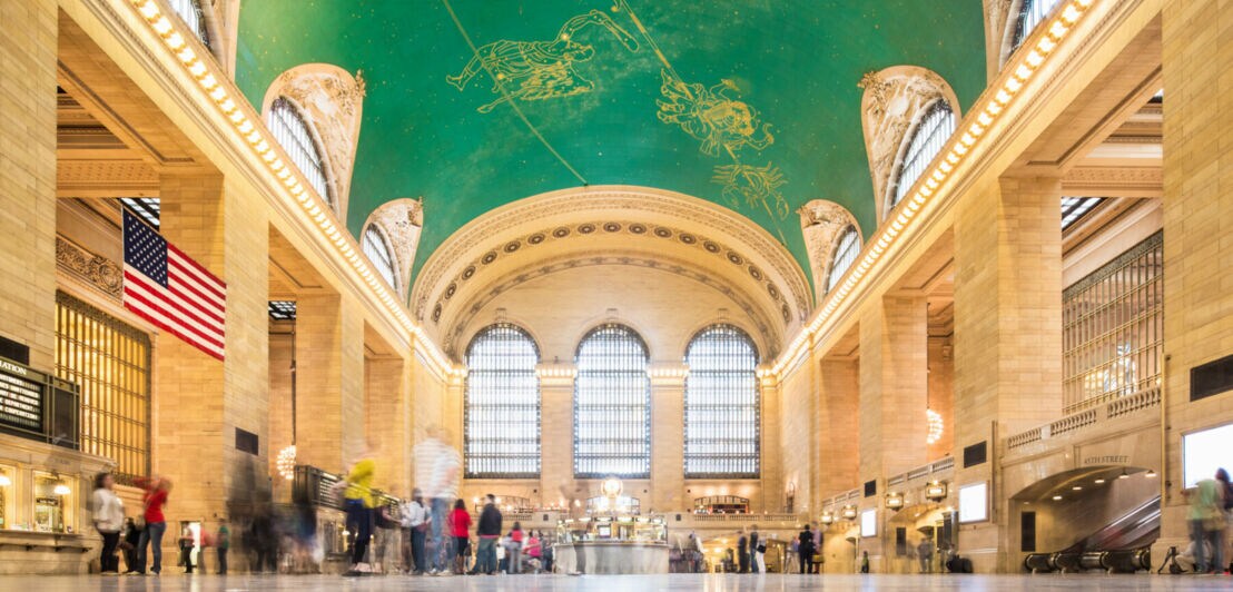 Die Eingangshalle des Grand Central Terminals mit Deckenmalerei