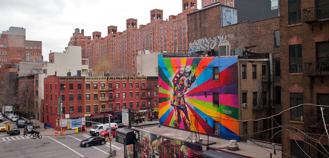 Straßenkreuzung mit Gebäuden und Graffiti in New York City