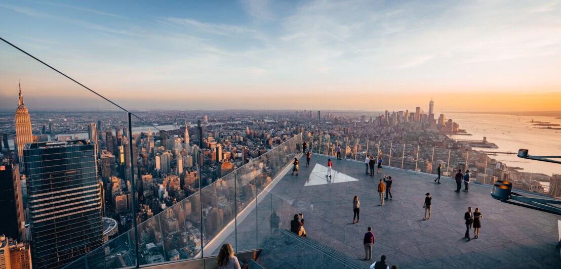 Aussichtsplattform in Dreiecksform mit Besuchern und Blick über New York City