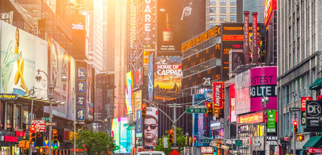 Belebter Times Square mit Leuchtreklame, Autos und Fußgängern