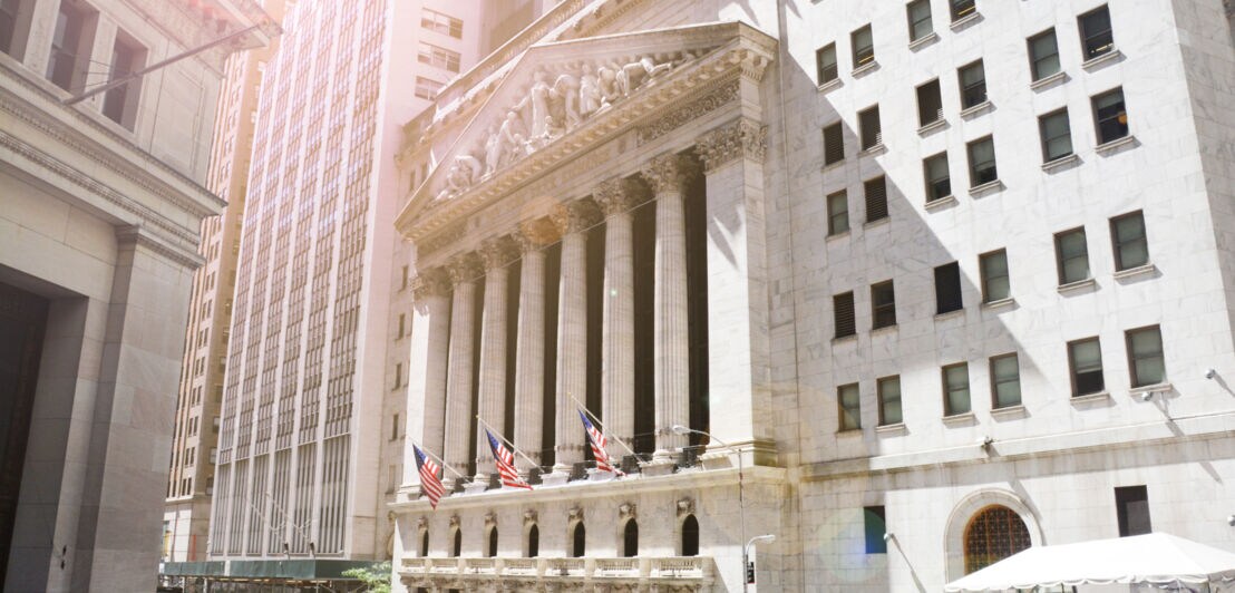 Außenansicht des Gebäudes der New Yorker Börse auf der Wall Street