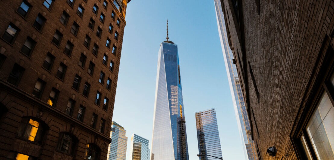Das One World Trade Center in New York City mit umliegenden Gebäuden