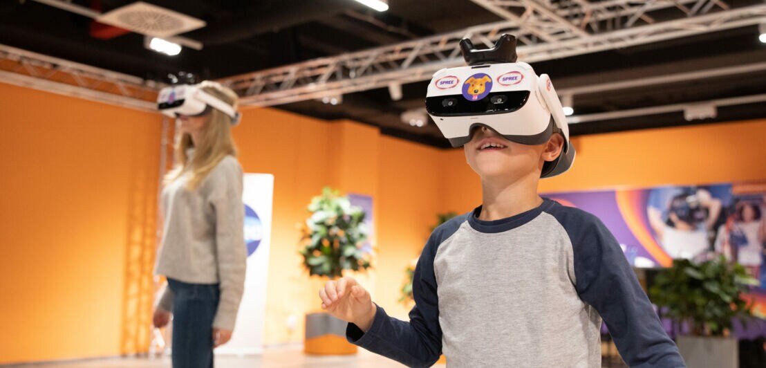 Zwei Kinder tragen Virtual Reality Brillen.