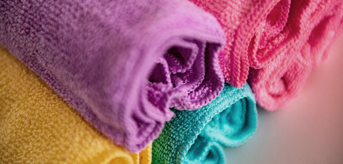 Nahaufnahme von gerollten Handtüchern in unterschiedlichen Farben