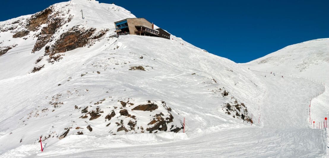 Ein Haus auf einem mit Schnee bedeckten Berg