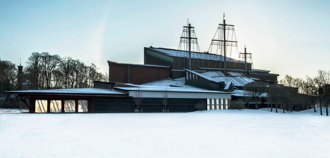 Außenansicht des eingeschneiten Vasa-Museums, das in seiner Form an ein Schiff erinnert