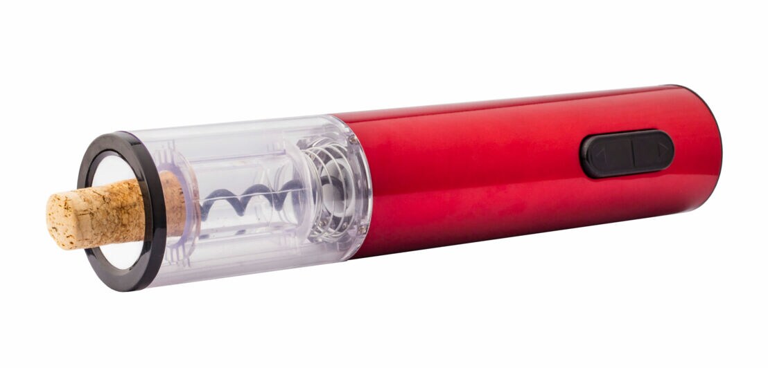 Produktfreisteller eines roten, elektrischen Korkenziehers auf weißem Hintergrund