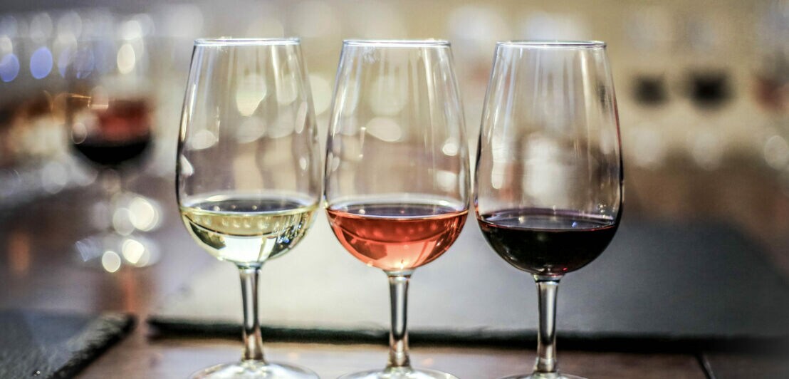 Verschiedene Sorten Wein in Gläsern nebeneinander