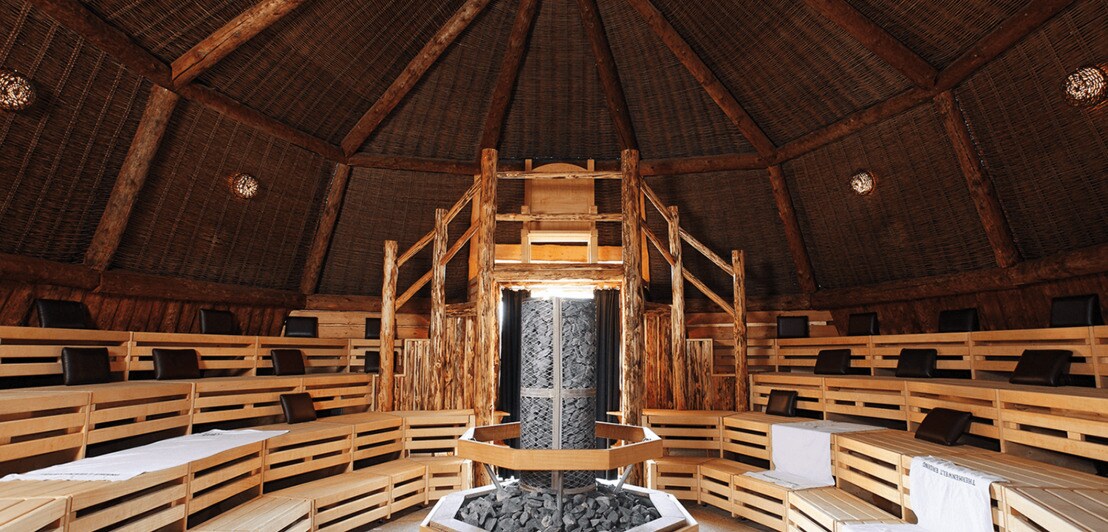 Sauna aus Holz mit einem Thron in der Mitte der Therme Erding
