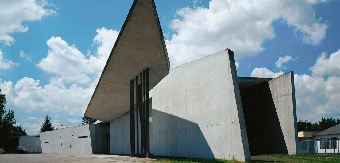 Ein Gebäude aus Beton mit außergewöhnlichen geometrischen Formen