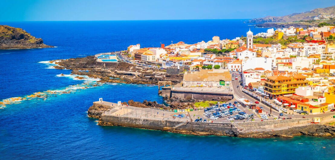 Blick auf Garachio, ein malerischer Küstenort im Nordwesten von Teneriffa mit bunten Häusern und eingerahmt vom blauen Wasser des Atlantiks.