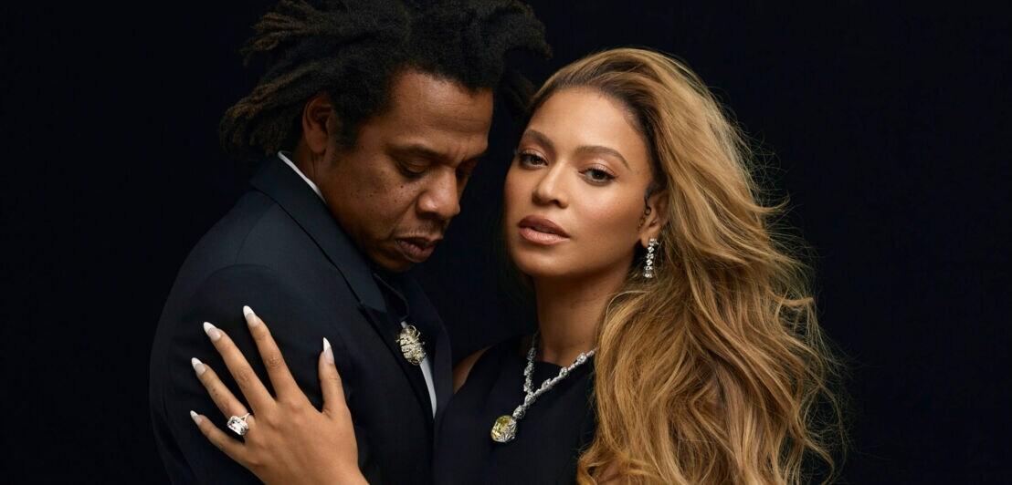 Beyoncé und Jay-Z in schwarzer Kleidung und Diamantenschmuck