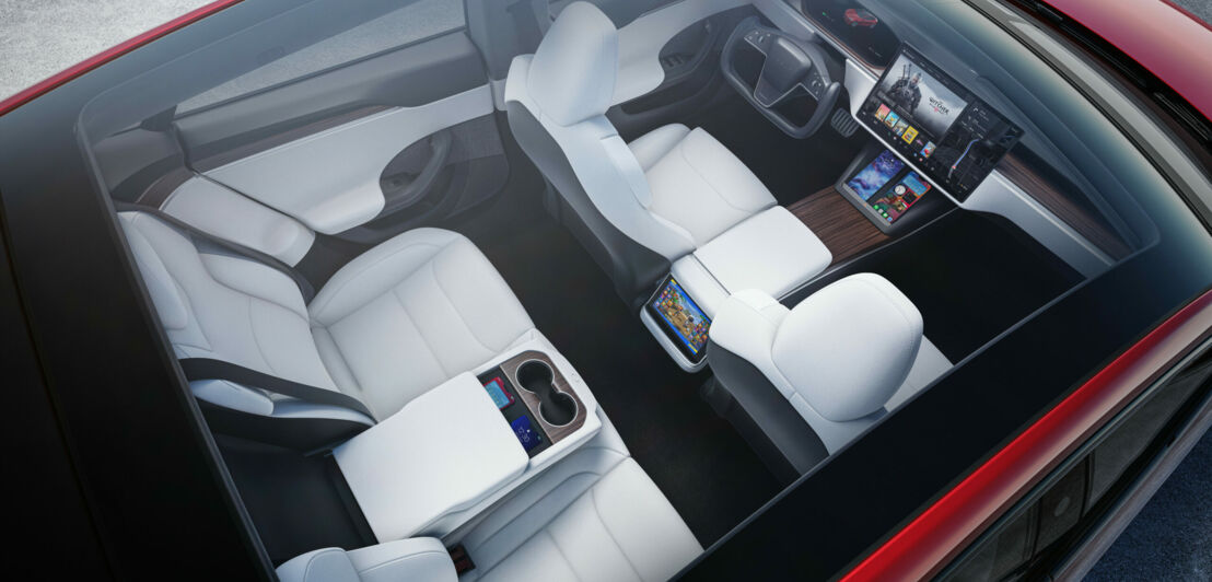Blick von oben auf Sitze und Mittelkonsole sowie 17-Zoll-Bildschirm im Tesla Modell S