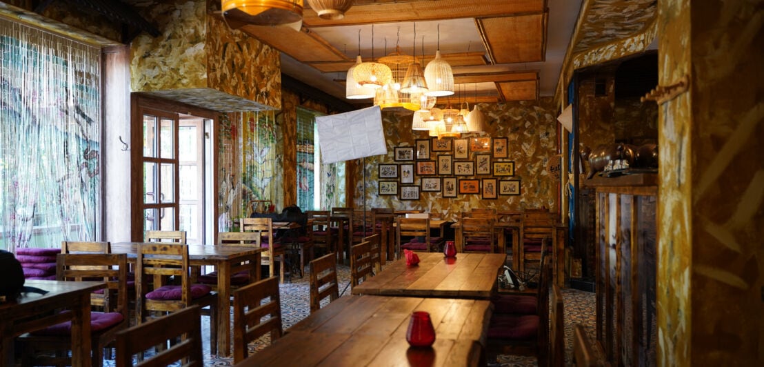 Innenraumaufnahme eines gemütlichn Restaurants mit Holztischen im vietnamesischen Stil