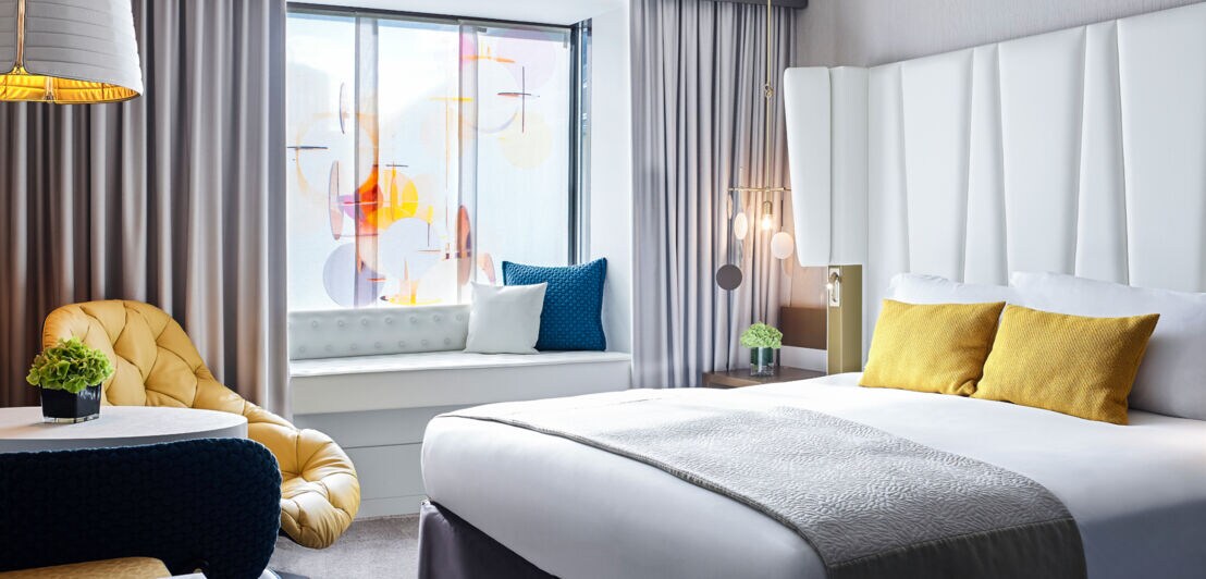 Stylisch eingerichtet Hotelzimmer mit gelben Accessoires