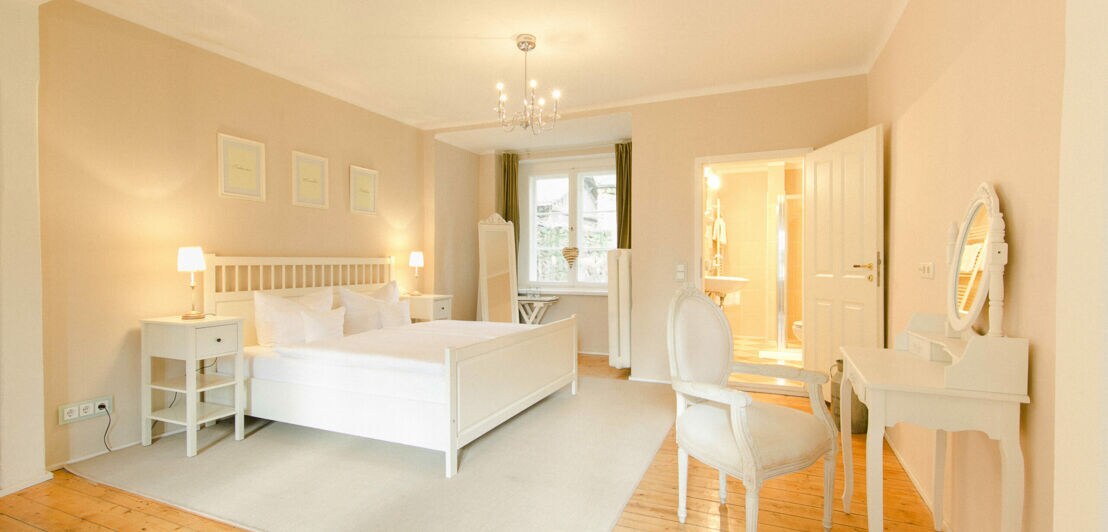 Hotelzimmer mit weißen Möbeln