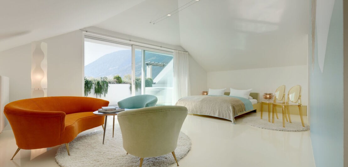 Ein minimalistisch eingerichtetes Hotelzimmer mit modernen Möbeln