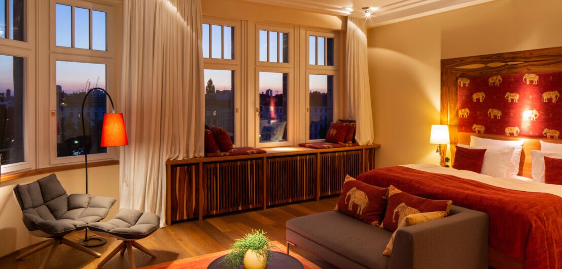 Innenansicht eines Hotelzimmers mit gedeckten Farben und Ausblick über Berlin