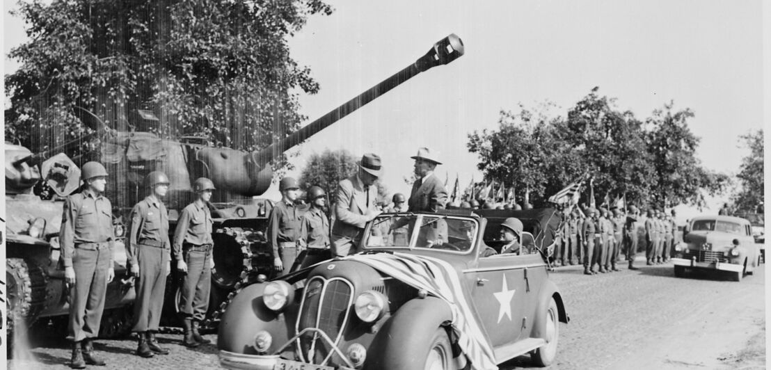 US-Präsident Harry steht 1945 während eines Truppenbesuchs in einem offenen Stoewer Arkona