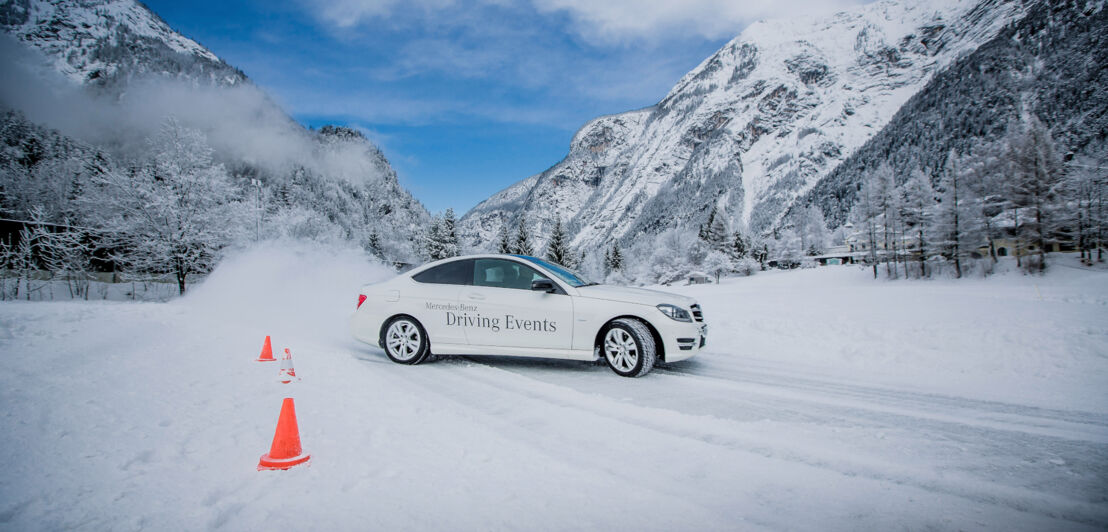 Ein Mercedes-Benz driftet im Fahrzentrum in Saalfelden im Schnee