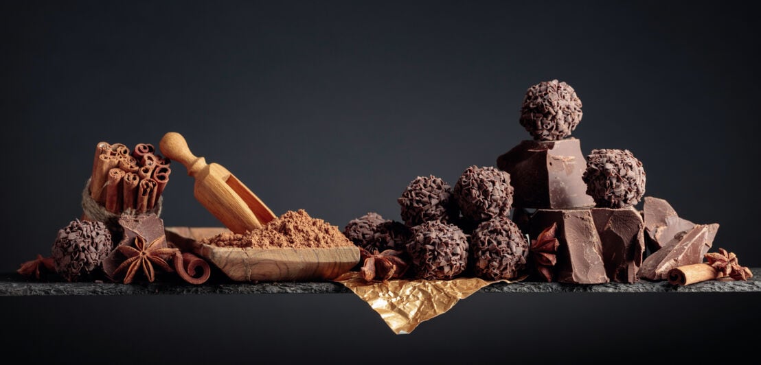 Schokoladenpralinen, angerichtet mit Zimtstangen und Anissternen