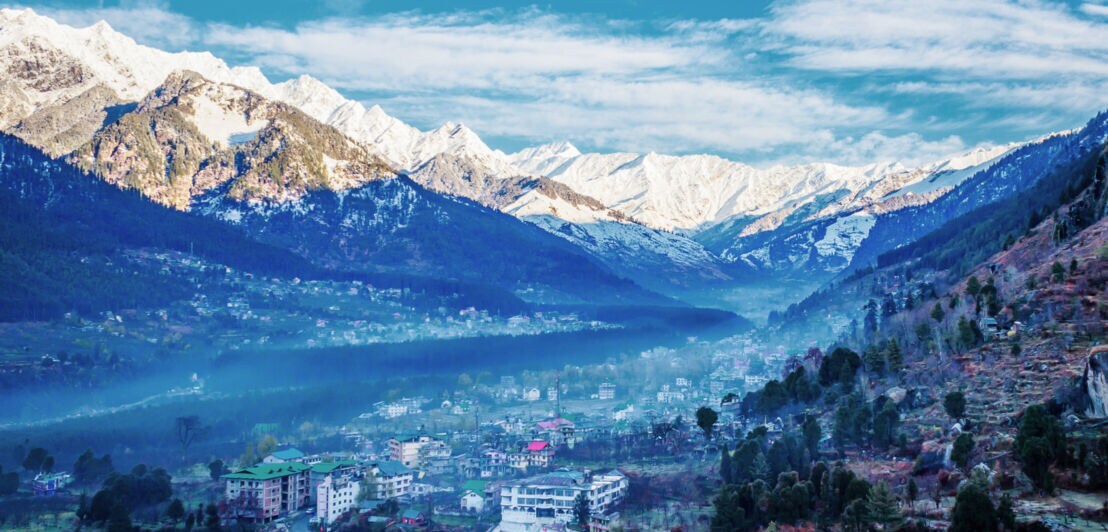 Panorama der Stadt Manali vor den Bergen des Himalaya