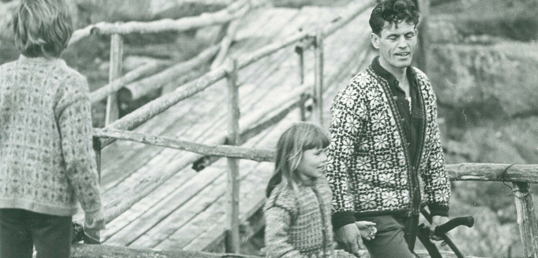 Ingunn Rasmussen als Kind mit ihrem Vater