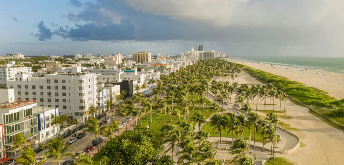 Blick auf den Ocean Drive und den Lummus Park in Miami Beach.
