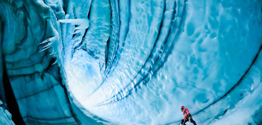 Kletterer in der Eishöhle des Langjökull Gletschers