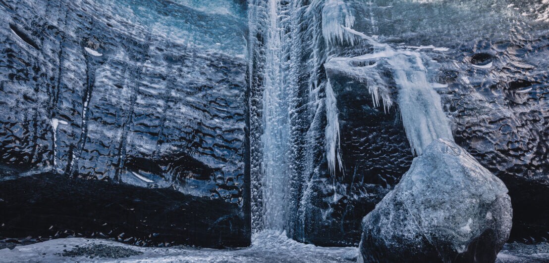 Ein eisiger Wasserfall auf Island.