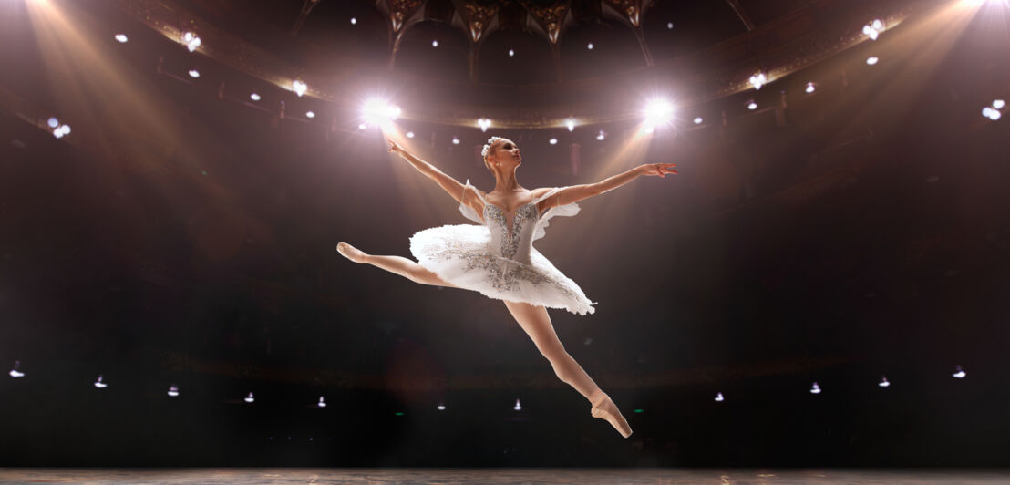 Eine Ballerina tanzt über eine Bühne