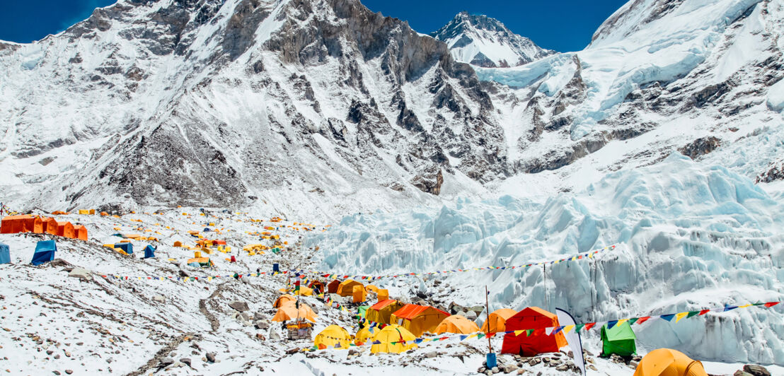 Das Basiscamp des Mount Everest mit bunten Zelten und Wimpelfahnen