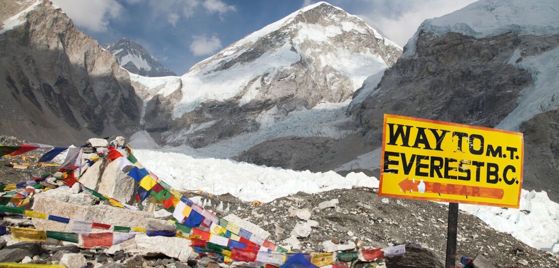 Ein Wegweiser zum Mount Everest vor Bergen